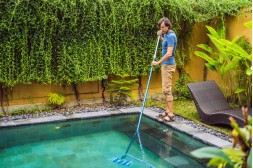Pool reinigen: So bleibt Ihr Wasser klar und sauber